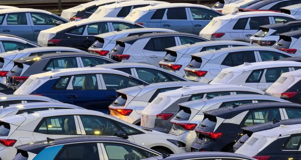 E-Autos Viele Neuwagen auf einem Parkplatz