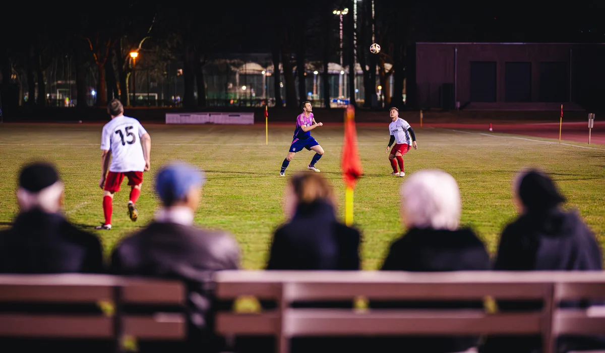 Szene des Fußballspiels vom FC Bundestag gegen das Dominikus Ringeisen Werk