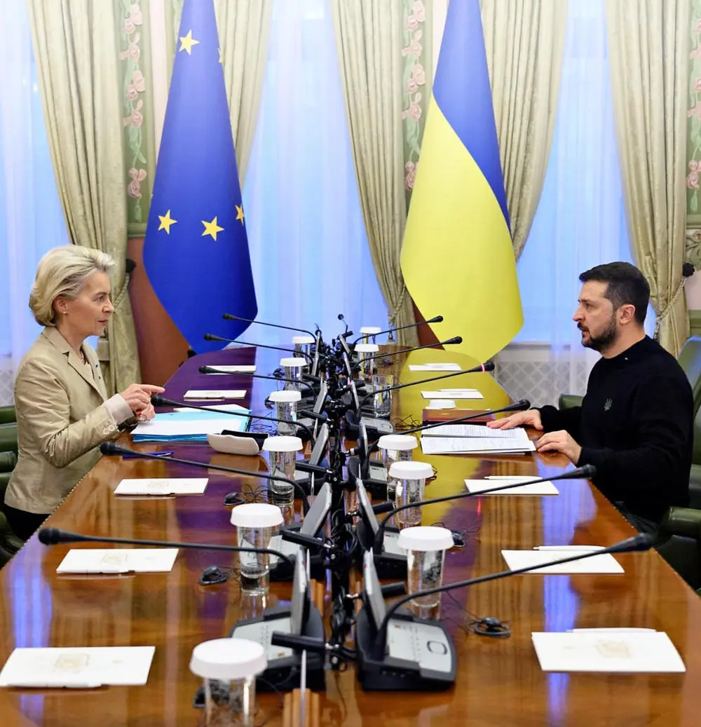 Selenskyi und Ursula von der Leyen sitzen aneinander gegenüber an einem Tisch