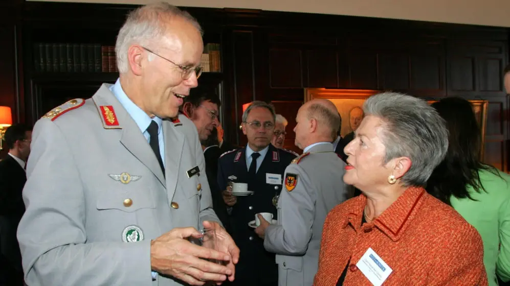 Claire Marienfeld-Czesla Die erste Wehrbeauftragte Claire Marienfeld-Czesla