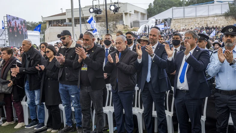 Benjamin Netanyahu und andere israelische Politiker klatschen