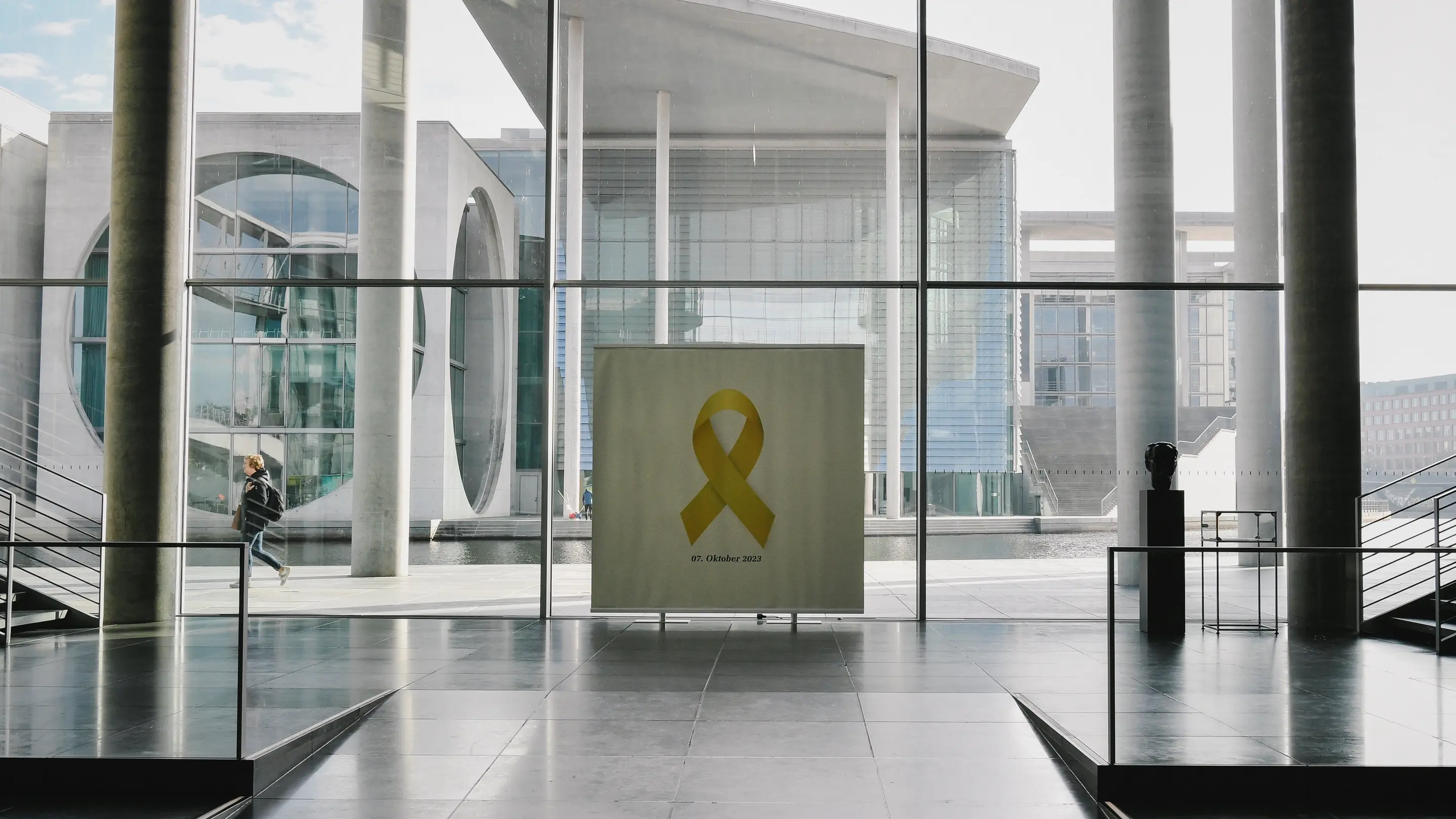 Symbol der Solidarität im Bundestag Gelbes Schleifenbanner im Bundestag