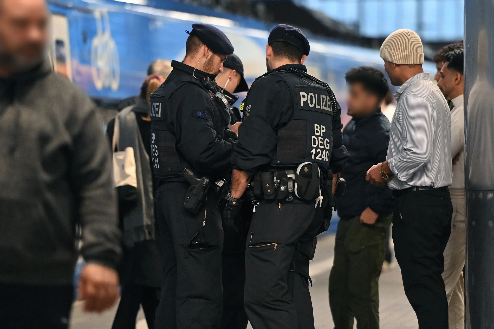 Polizisten kontrollieren am Hauptbahnhof Personen.