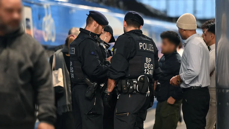 Polizisten kontrollieren am Hauptbahnhof Personen.