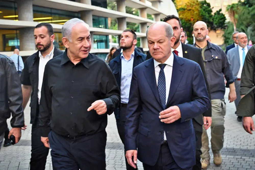 Bundeskanzler Olaf Scholz mit dem israelischen Ministerpräsident Benjamin Netanyahu. Zu sehen sind Bundeskanzler Olaf Scholz und der israelische Ministerpräsident Benjamin Netanyahu