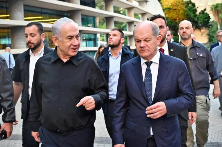 Bundeskanzler Olaf Scholz (rechts) reiste als erster Regierungschef eines EU-Landes nach Israel, um dort unter anderem Premierminister Benjamin Netanyahu (links) zu sprechen. 