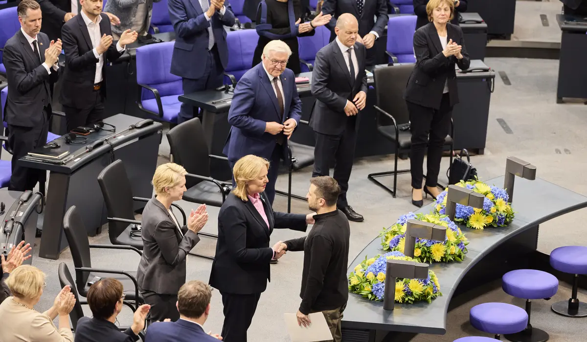 Bärbel Bas und Wolodymyr Selenskyj reichen sich die Hände im Plenarsaal