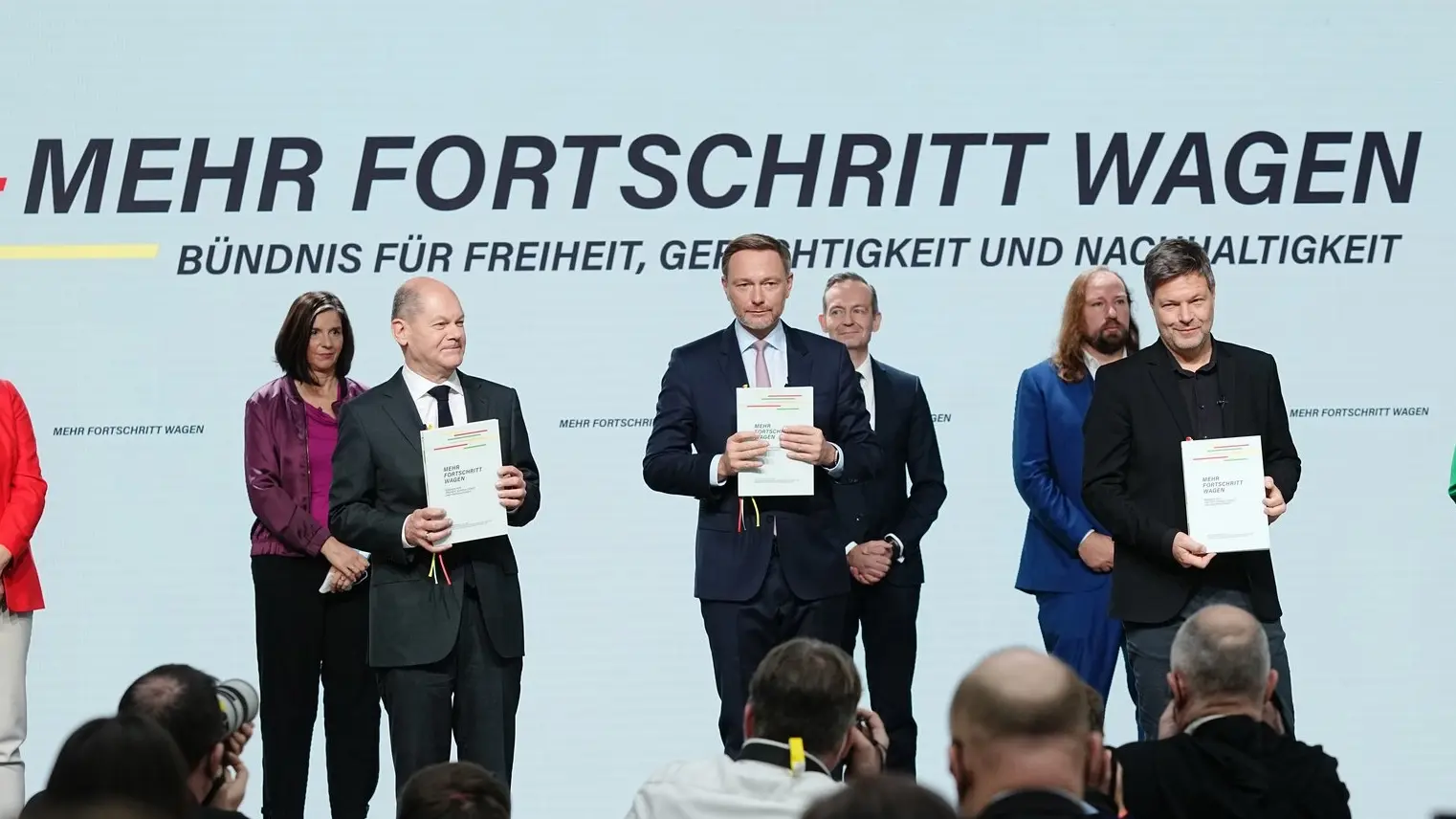 Koalitionsvertrag Olaf Scholz (SPD), Christian Lindner (FDP), Robert Habeck (Bündnis 90/Die Grünen)