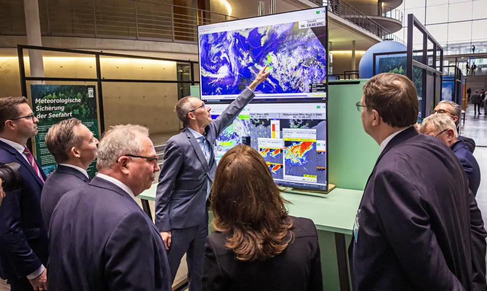 Deutscher Wetterdienst Ausstellung Bundestagsvizepräsidentin Aydan Özoguz (SPD, Mitte) und Bundesverkehrsminister Volker Wissing (FDP, 2. von links) lassen sich erklären, wie der Deutsche Wetterdienste Daten misst und interpretiert.
