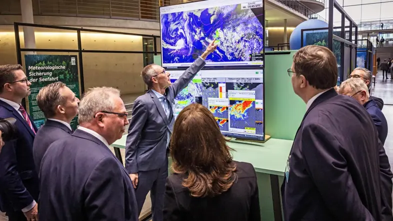 Der Wetterdienst stellt sich in einer Ausstellung vor.