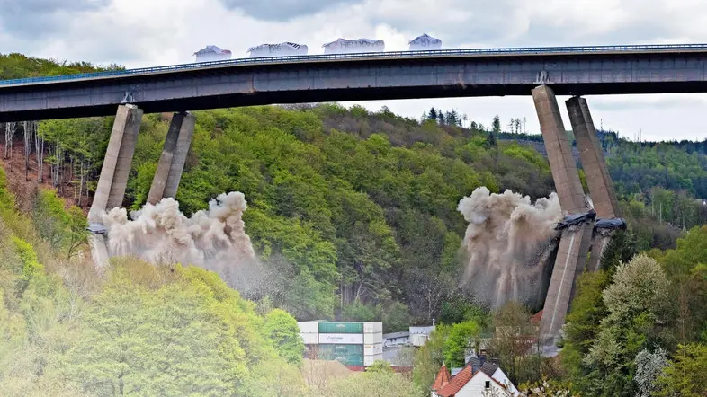 Sprengung der Rahmedetalbrücke.