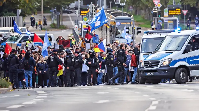 Demonstranten der "Querdenker"-Bewegung in Leipzig.