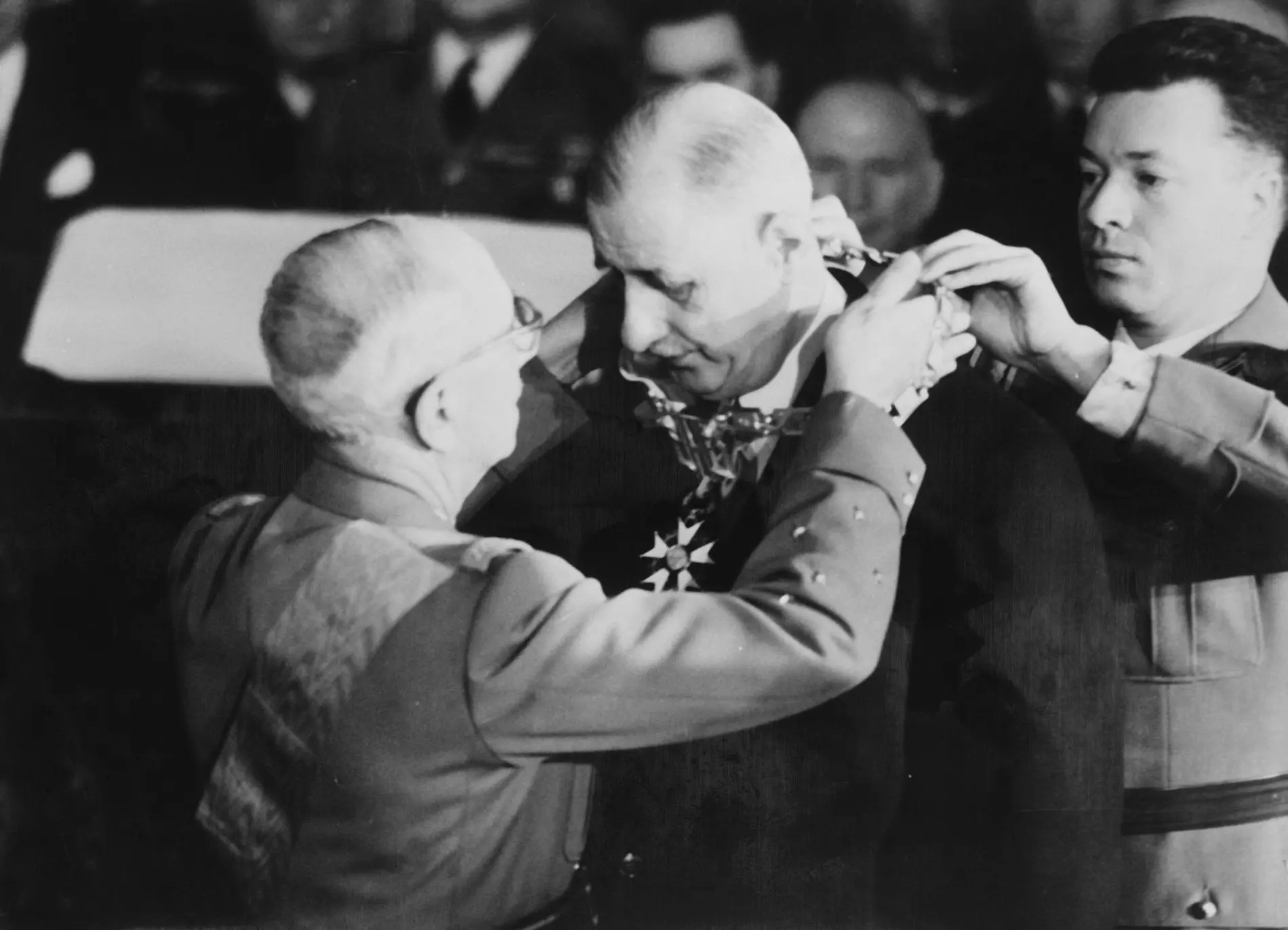 Charles de Gaulle wird bei seiner Amtsübergabe am 8. Januar 1959 die große Goldkette der Ehrenlegion umgelegt.