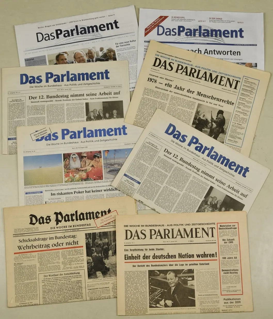 Collage aus den Titelseiten "Das Parlament" über mehrere Jahrzehnte