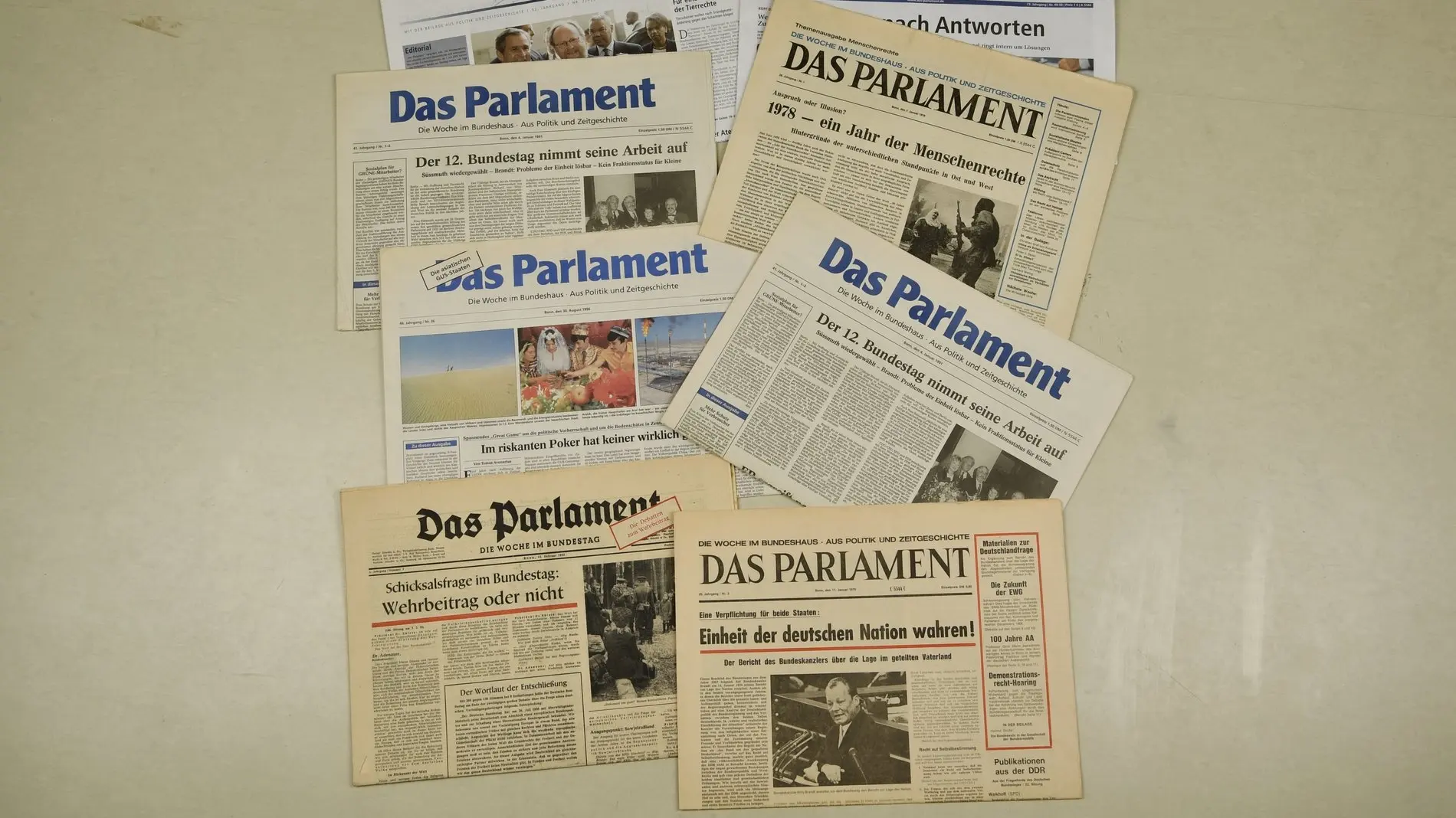 Collage aus den Titelseiten "Das Parlament" über mehrere Jahrzehnte Collage aus den Titelseiten "Das Parlament" über mehrere Jahrzehnte