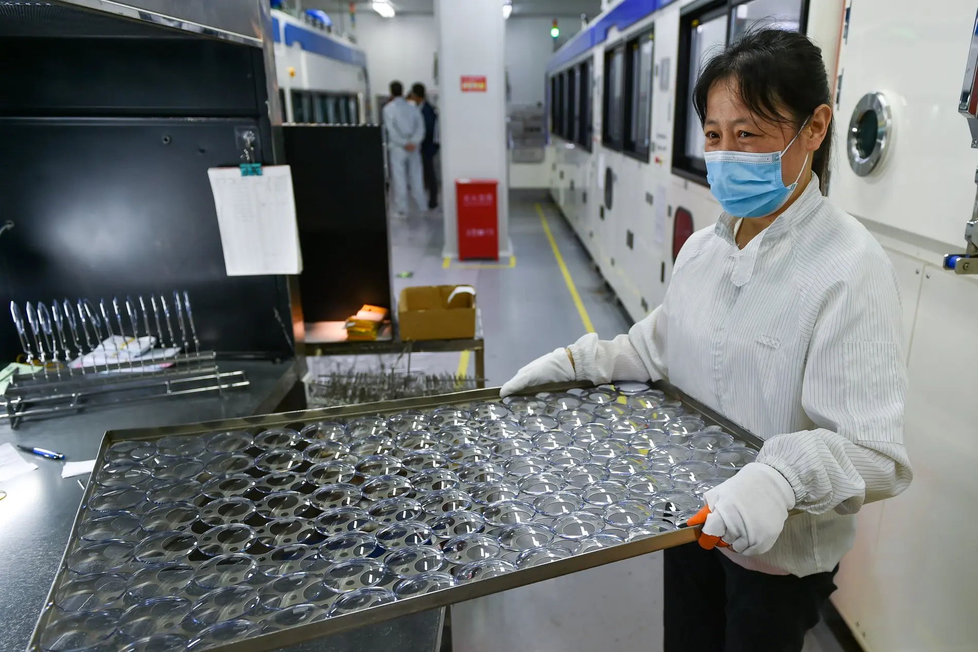 Arbeiterin in einer Brillengläserfabrik in Danyang