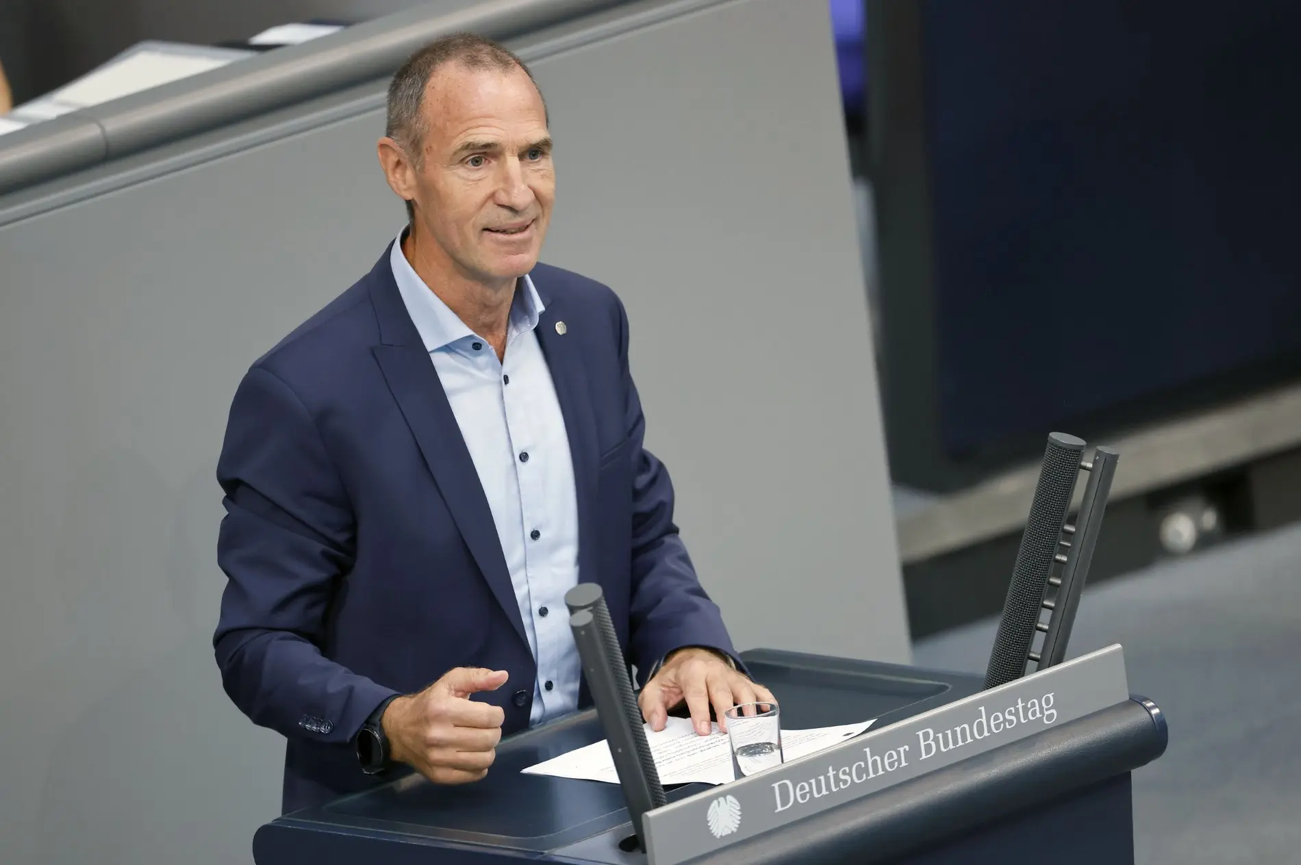 Frank Ullrich am Rednerpult im Deutschen Bundestag.