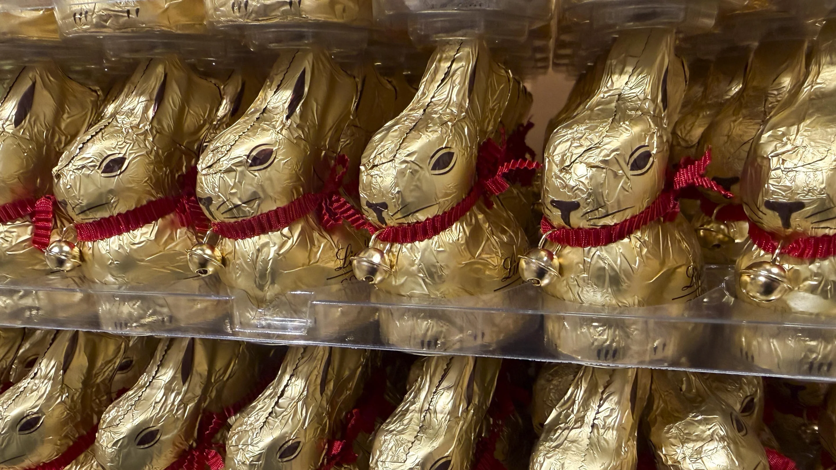 Regal voller Schokoladen-Osterhasen