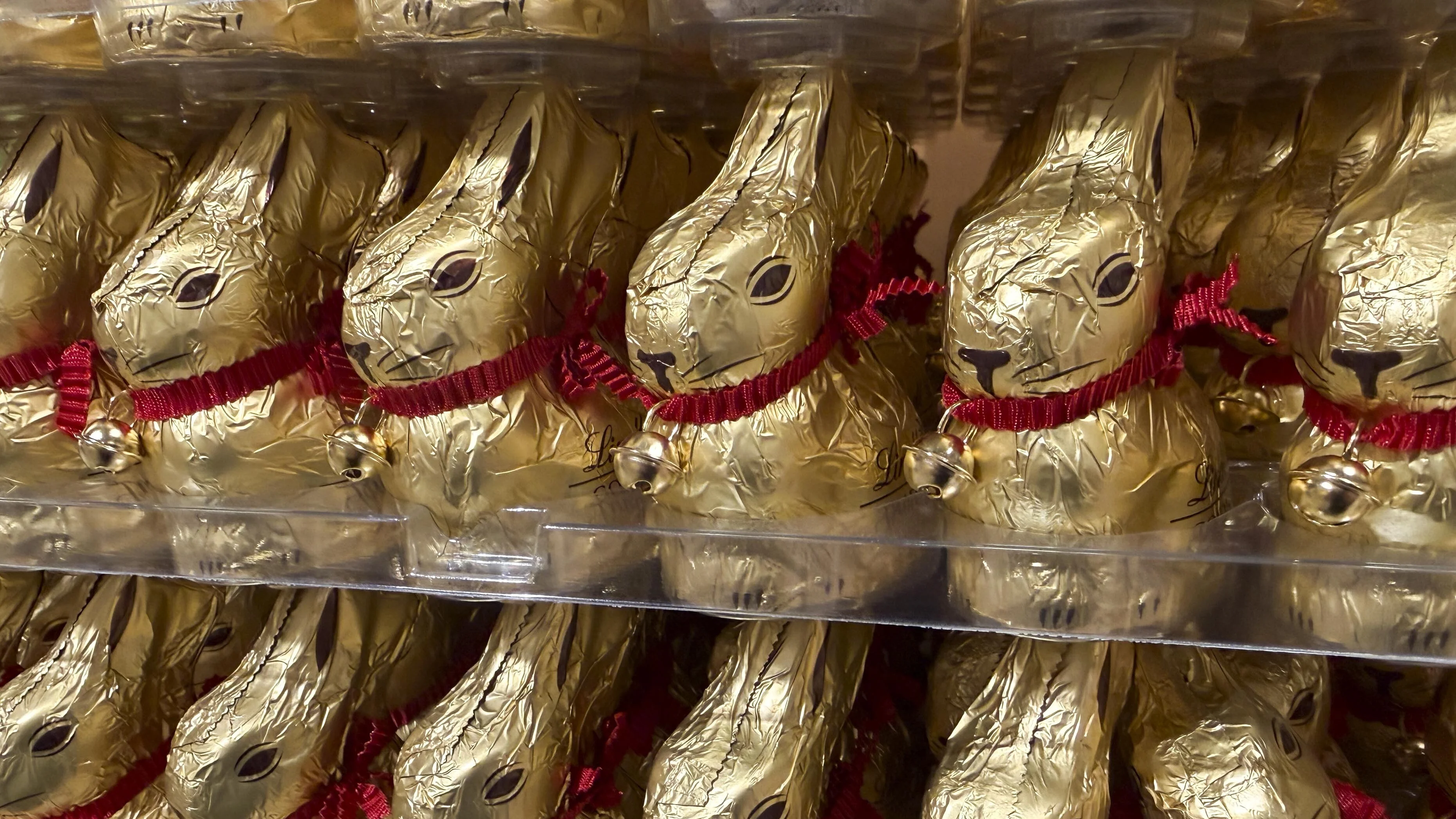 Regal voller Schokoladen-Osterhasen