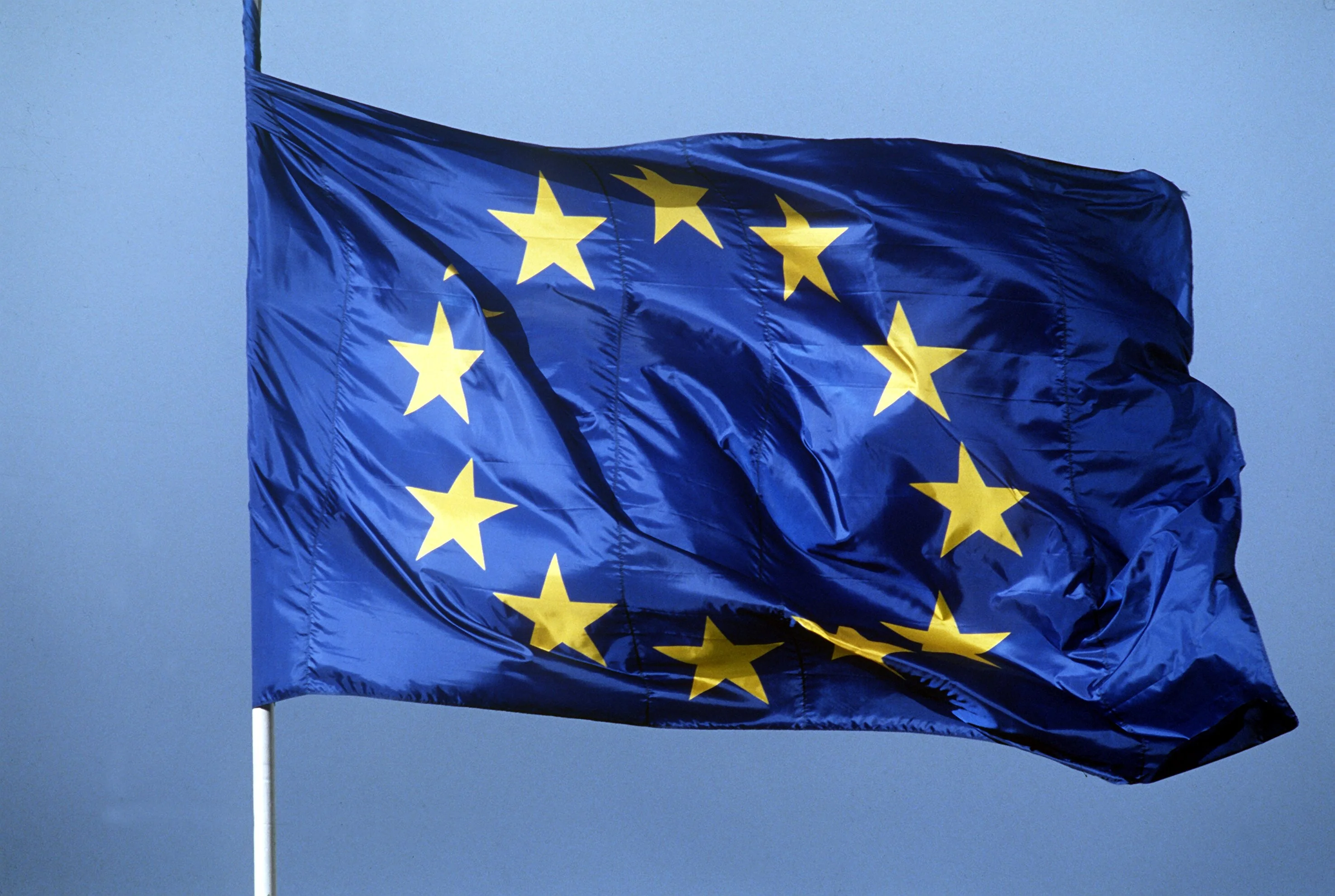 Eine Europa-Flagge flattert im Wind.