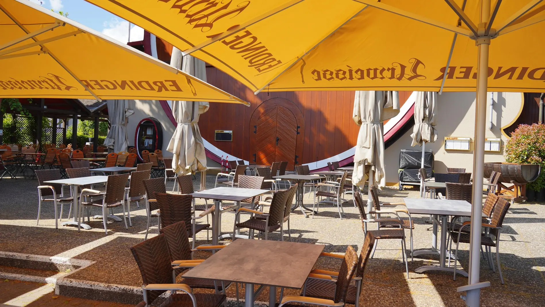 Umsatzsteuer in der Gastronomie soll dauerhaft sinken Biergarten mit gelben Schirmen in Bad Dürkheim.