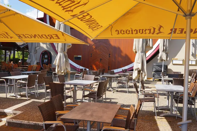 Biergarten mit gelben Schirmen in Bad Dürkheim.