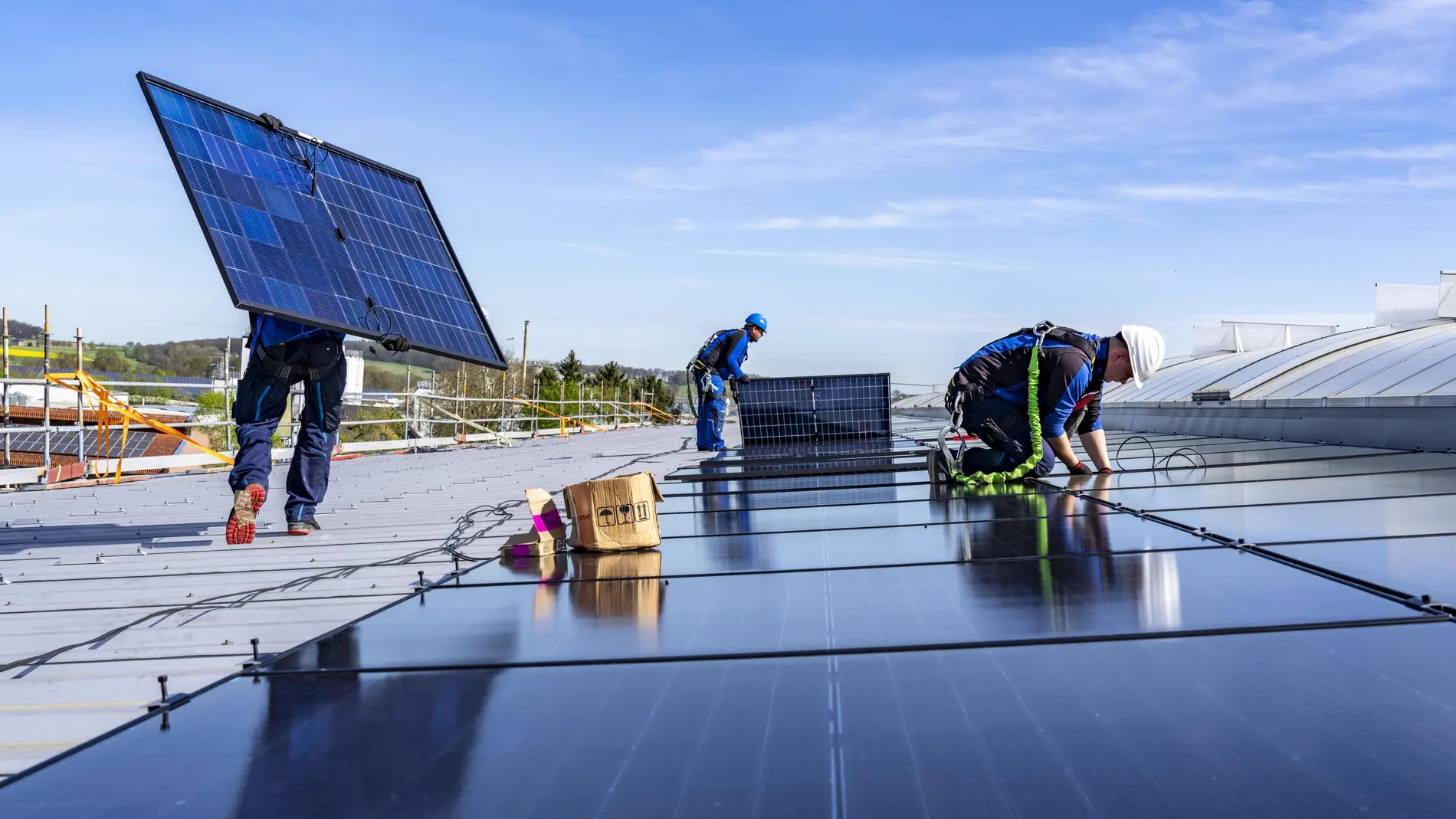 Montage von Solarmodulen Handwerker montieren Solarmodule auf einem Dach