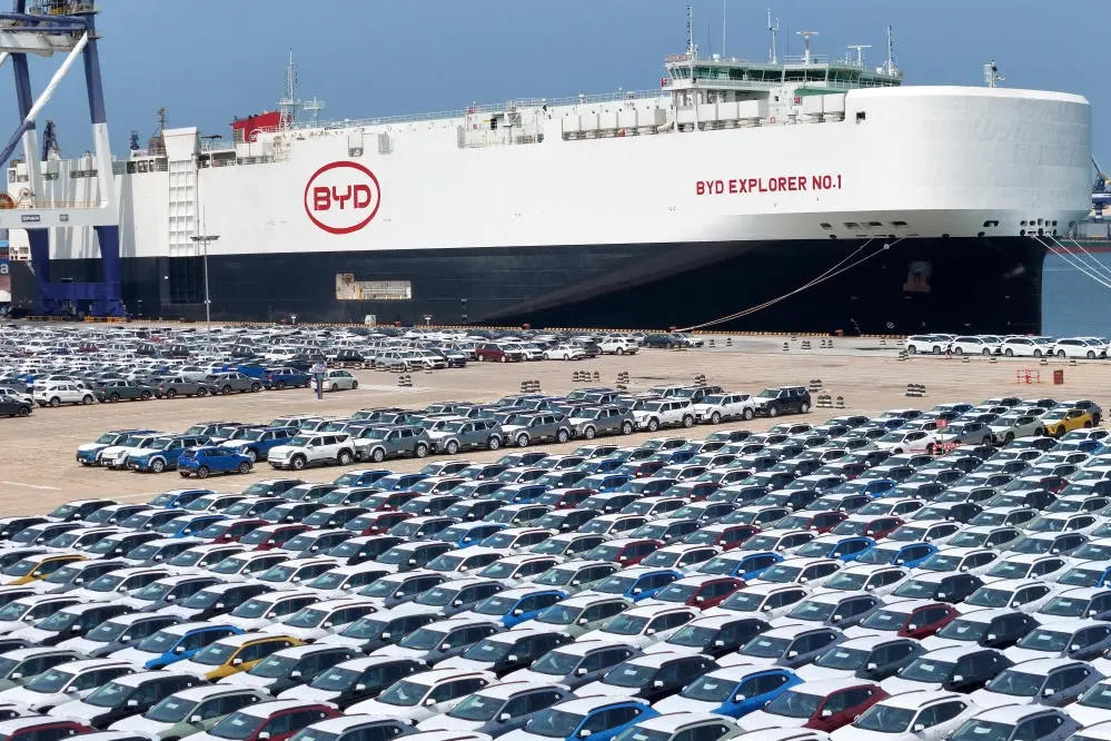 Auto Export aus China BYD Autos für den Export am Hafen in Yantai im Osten Chinas.