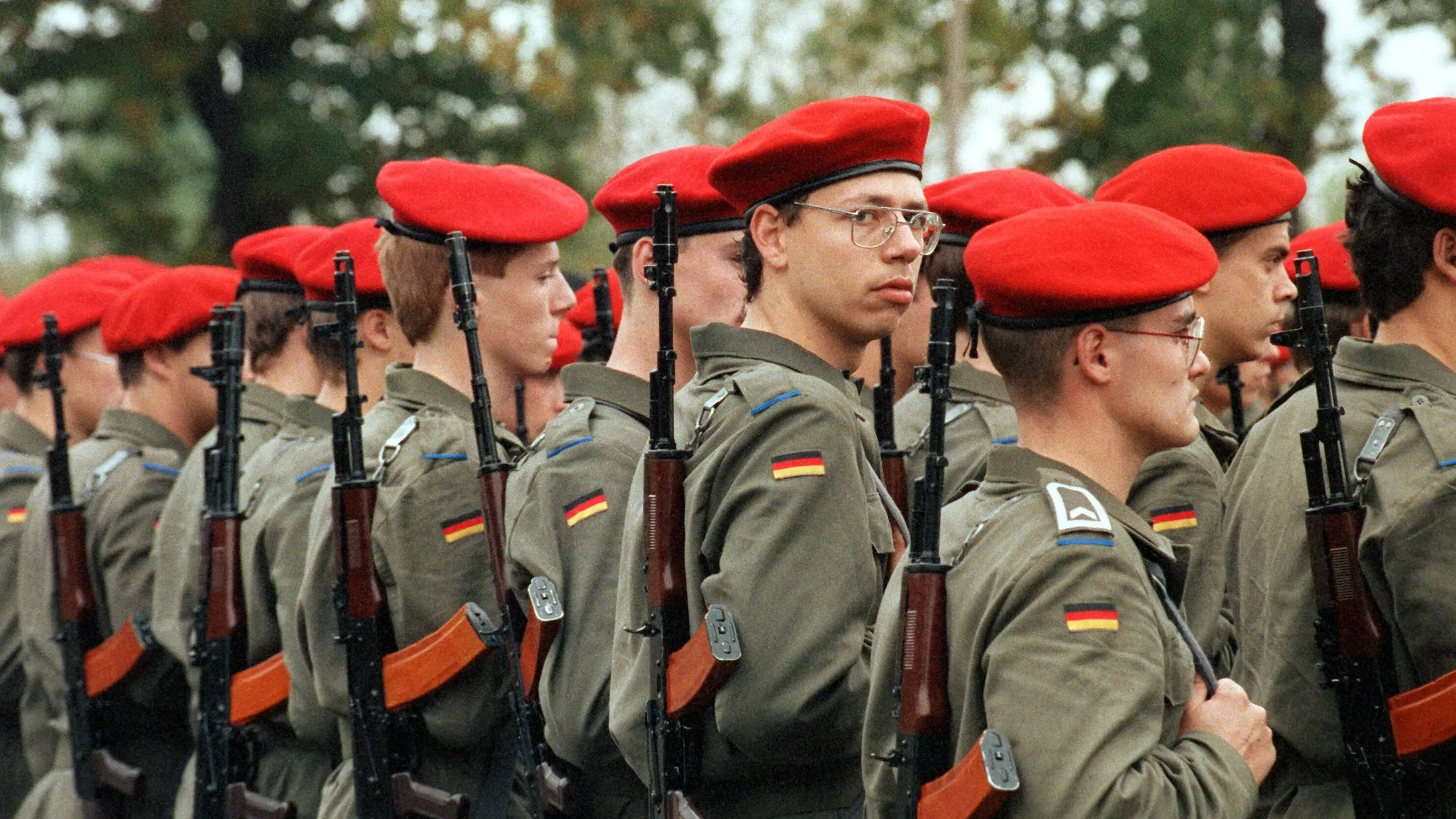 Soldaten der ehemaligen NVA Soldaten der ehemaligen Nationalen Volksarmee der Deutschen Demokratischen Republik (DDR), die jetzt zum Bundeswehr Kommando Ost gehören, in ihren neuen Uniformen, allerdings noch mit ihren "alten" Kalaschnikow-Gewehren, bei einem Appell in der Kaserne "Potsdam-Eiche" am 4. Oktober 1990.