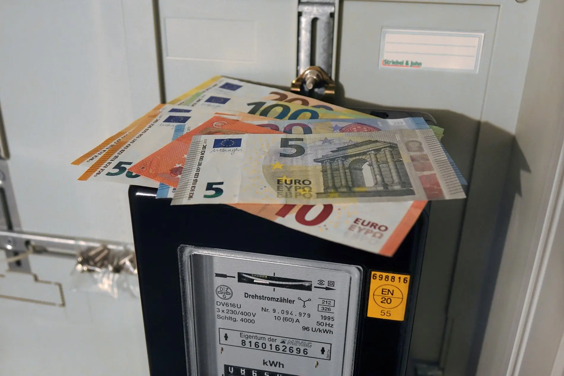 Ökosteuer Symbolbild Sparen von fossilen Brennstoffen