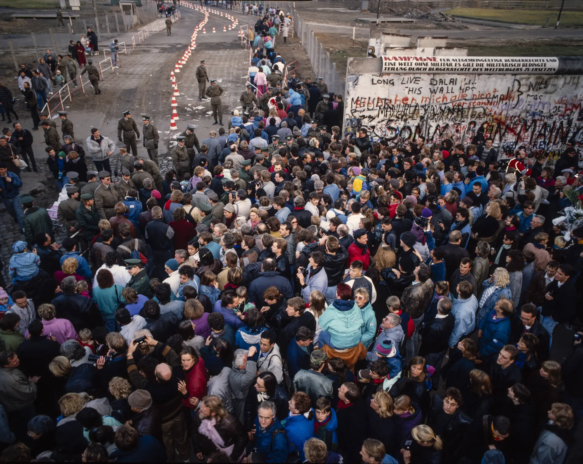 Nach Öffnung der DDR-Grenzen zum Westen wird der provisorische Grenzübergang am Potsdamer Platz geöffnet. 