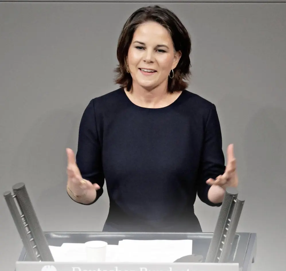 Annalena Baerbock (Bündnis 90/Die Grünen) Annalena Baerbock am Rednerpult im Plenarsaal