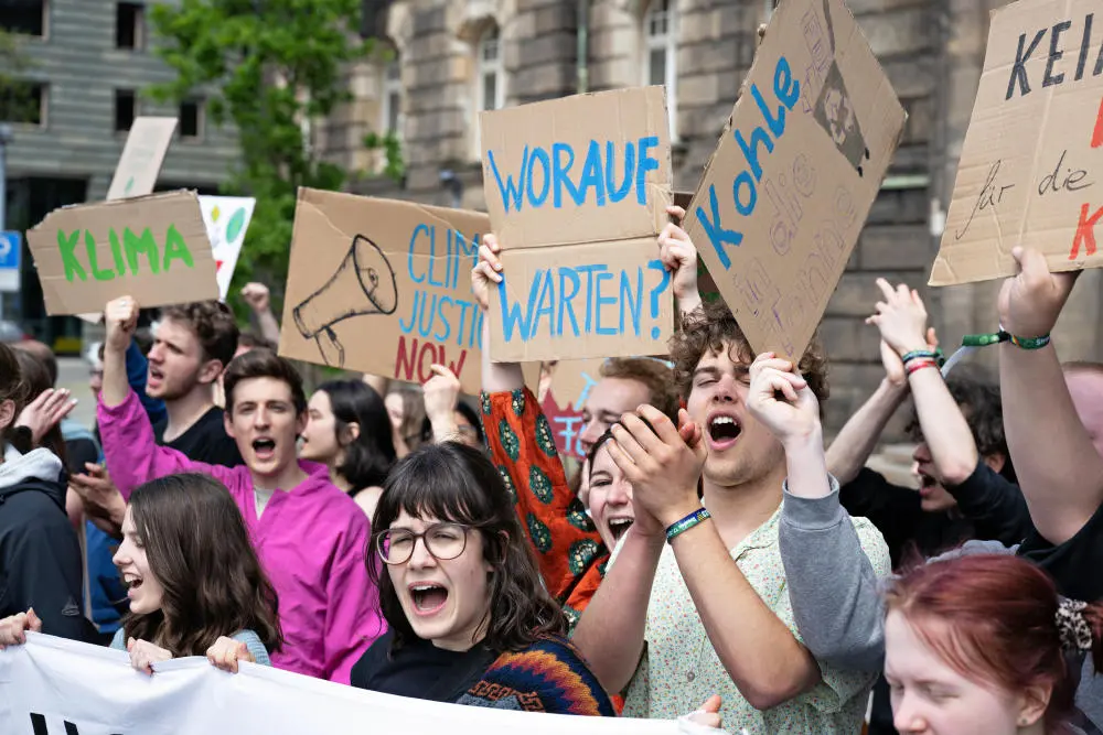 Demonstranten halten Plakate hoch