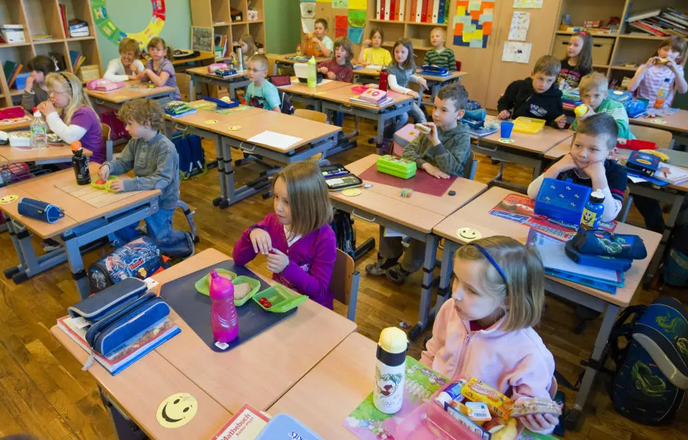 Das Bild zeigt Grundschülerinnen und Grundschüler in einem Klassenraum.
