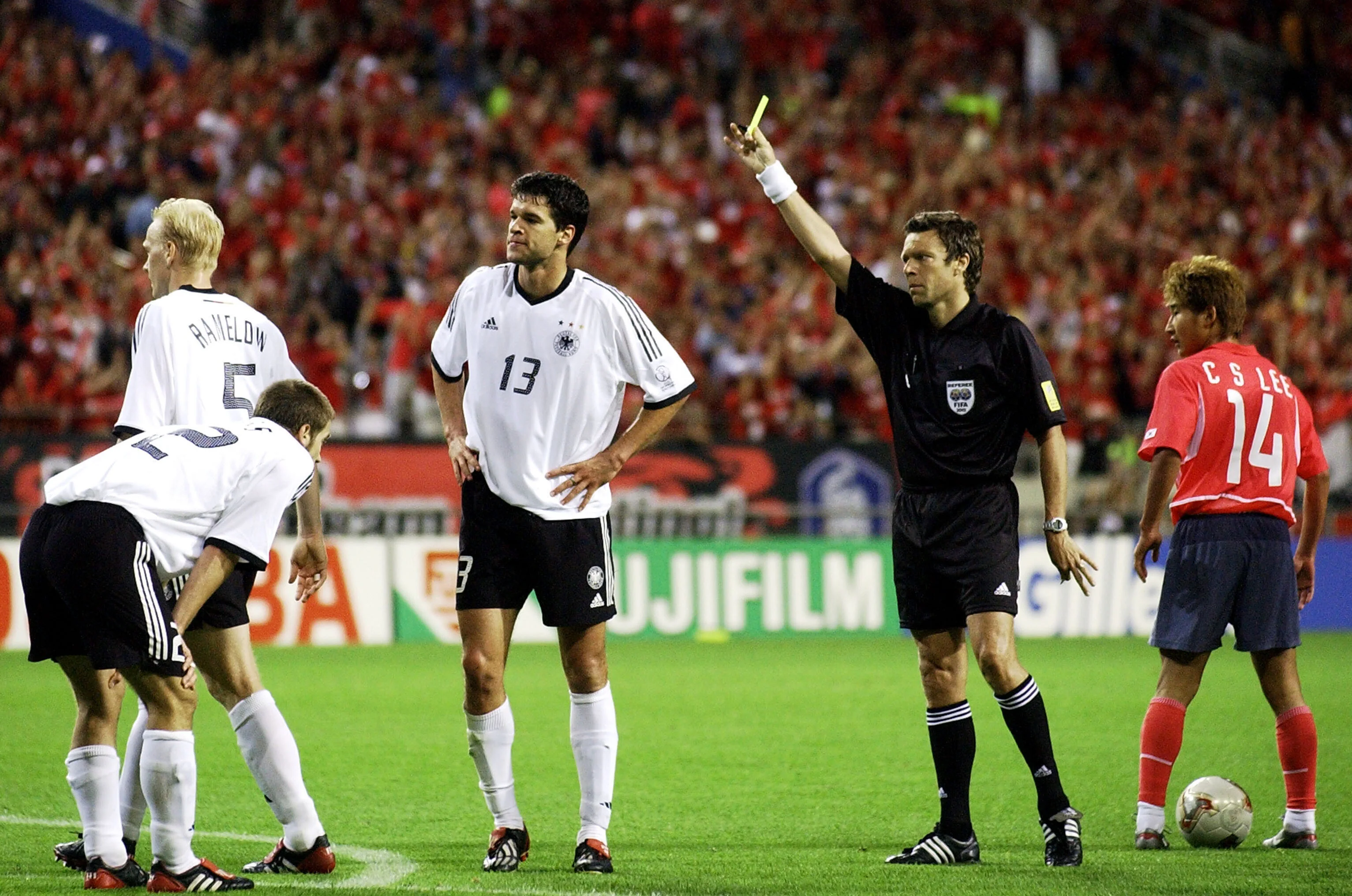 Gelbe Karte für Michael Ballack von Schiedsrichter Urs Meier.