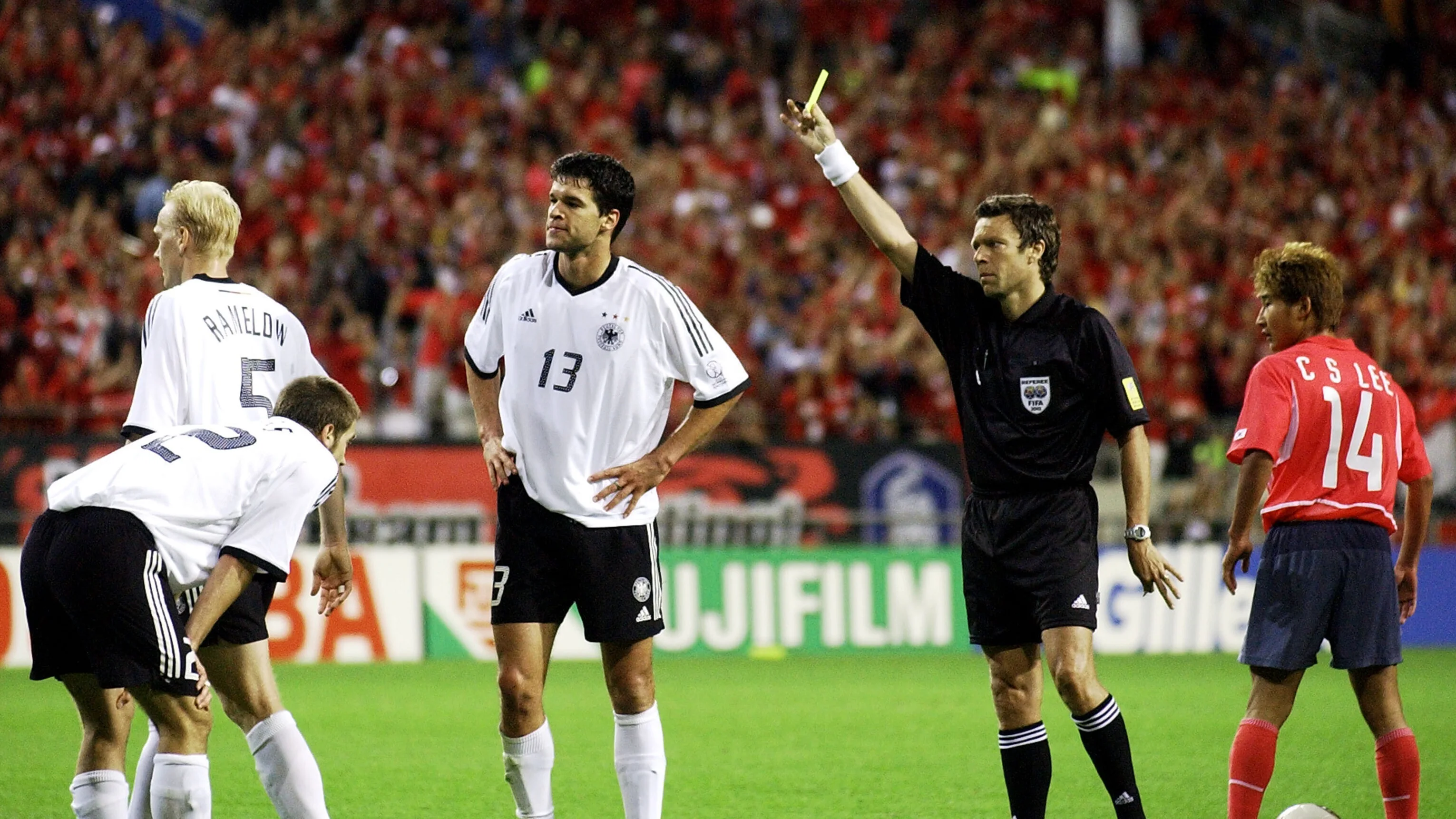 Gelbe Karte für Michael Ballack von Schiedsrichter Urs Meier.