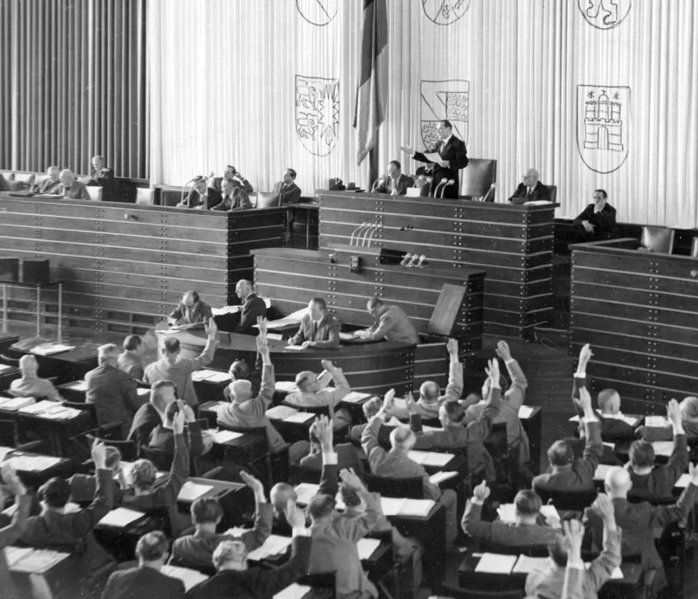Abstimmung im Bundestag über die Mitgliedschaft der Bundesrepublik im Europarat Abstimmung im Bundestag über die Mitgliedschaft der Bundesrepublik im Europarat
