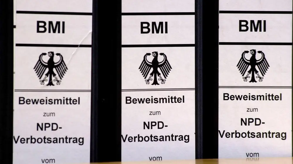 Ordner mit der Aufschrift "Beweise zum NPD-Verbotsantrag"