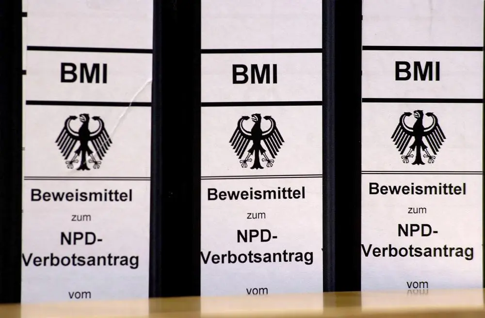 Ordner mit der Aufschrift "Beweise zum NPD-Verbotsantrag"