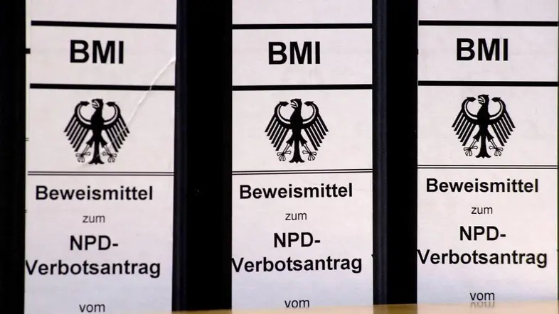 Ordner mit der Aufschrift "Beweise zum NPD-Verbotsantrag"
