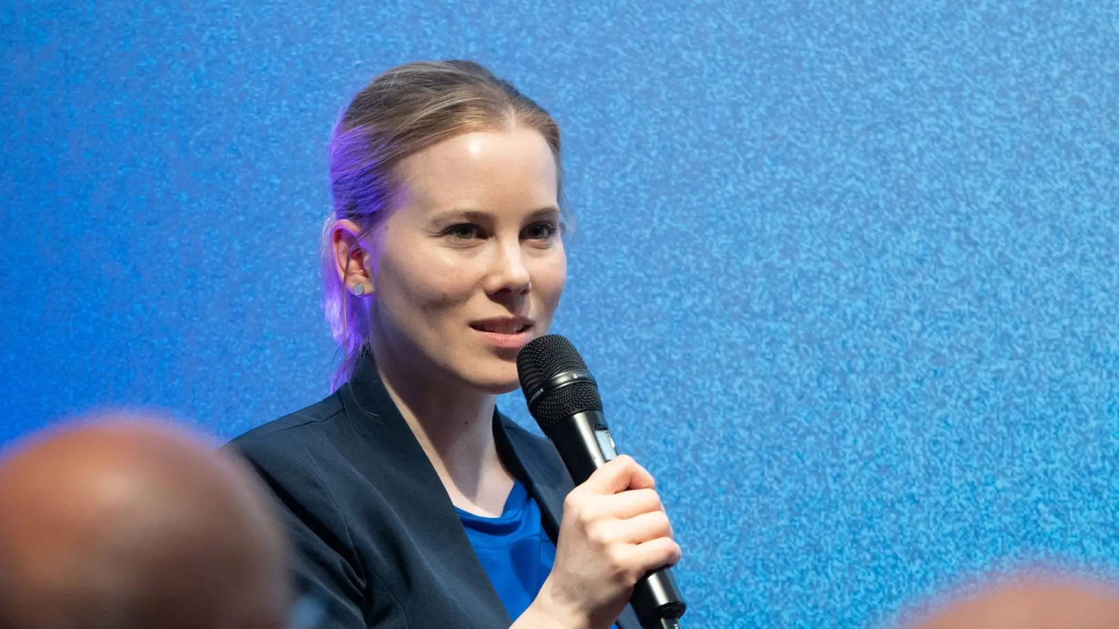 Julia Ruhs spricht bei einer Diskussionsveranstaltung