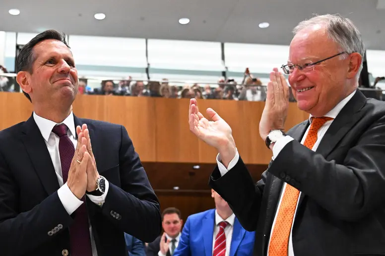 Olaf Lies und Stephan Weil nach der Wahl im niedersächsischen Landtag.