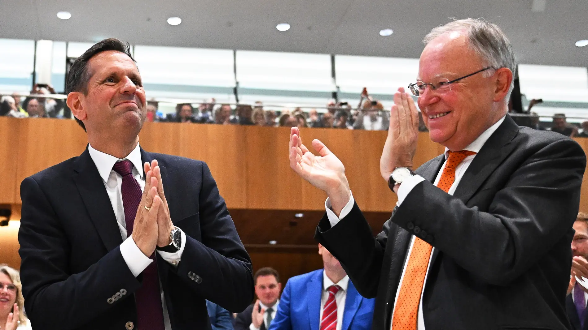 Olaf Lies ist Niedersachsens neuer Ministerpräsident Olaf Lies und Stephan Weil nach der Wahl im niedersächsischen Landtag.