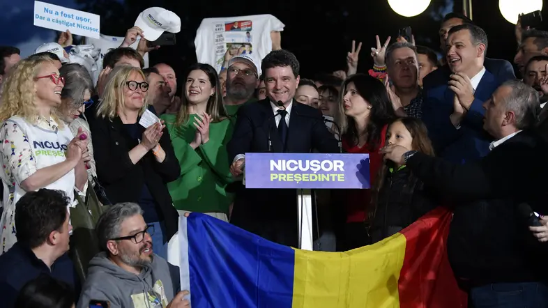 Nicusor Dan lässt sich von Anhängern in Bukarest feiern.