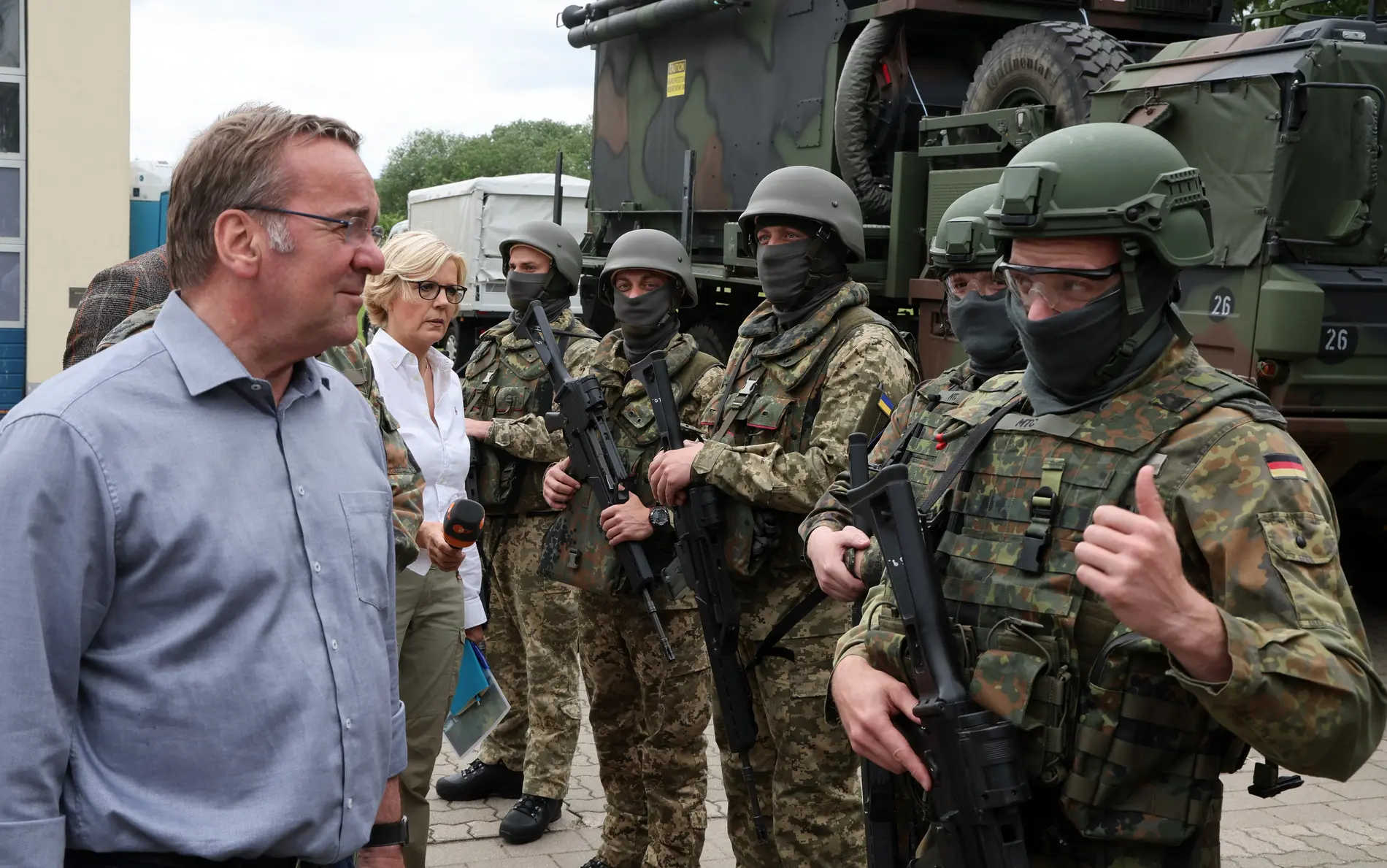 Bundesverteidigungsminister Boris Pistorius (SPD) Verteidigungsminister Boris Pistorius informiert sich bei einem Besuch der Flugabwehrraketengruppe 21 über die Ausbildung ukrainischer Soldaten.