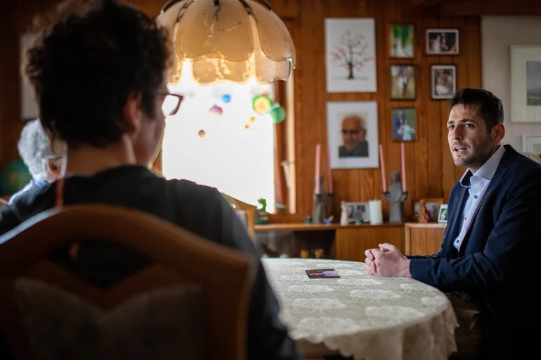 Ryyan Alshebl am Tisch