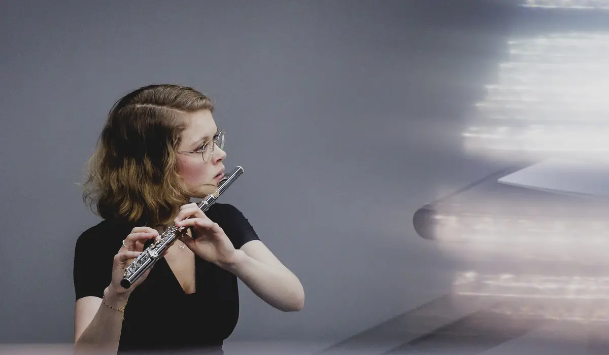 Musikalische Darbietung von Meret Louisa Vogel zur Holocaust-Gedenkstunde.