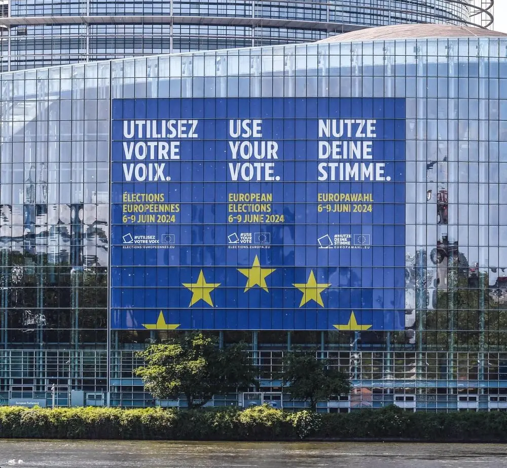 Aufruf zur Europawahl Großes Schild mit mehrsprachigen Aufrufen zur Europawahl