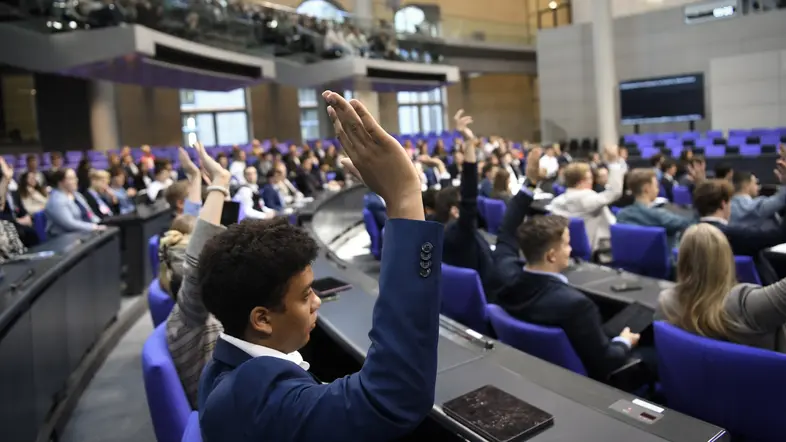 Jugendliche sitzen im Plenarsaal des Bundestages