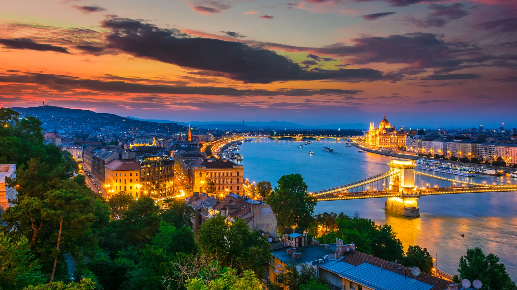 Panoramablick auf Budapest mit dem ungarischen Parlamentsgebäude bei Nacht.